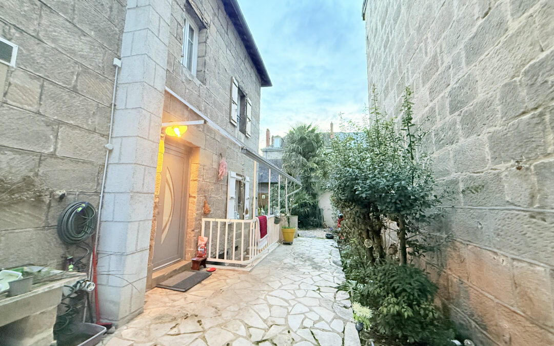 Maison de charme en pierre d’environ 132 m² – Hyper-centre